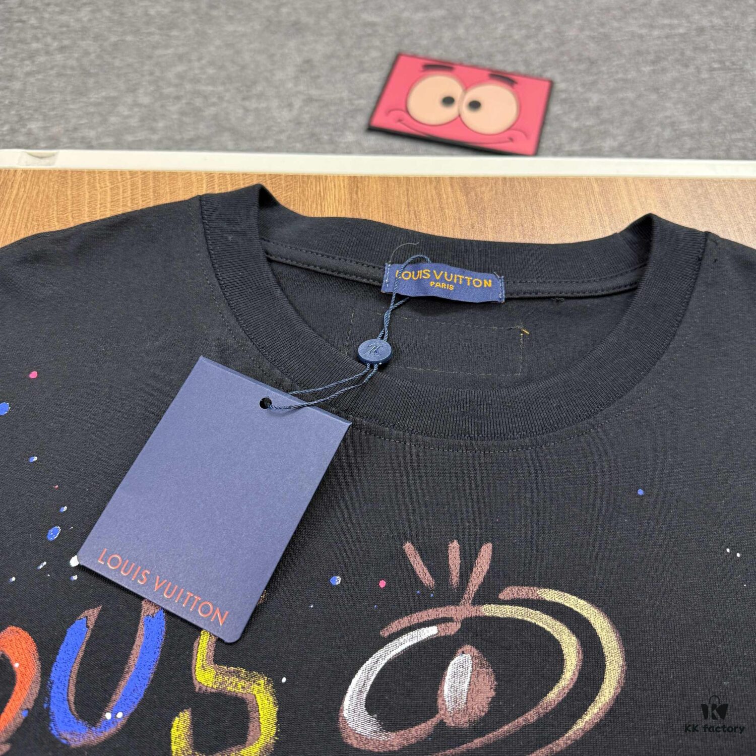 New LV Louis Vuitton 2024 Graffiti Print Short Sleeve T-Shirt, Premium 260g 32s Double Yarn Fabric, Soft and Comfortable Unisex Design, Stylish and Versatile