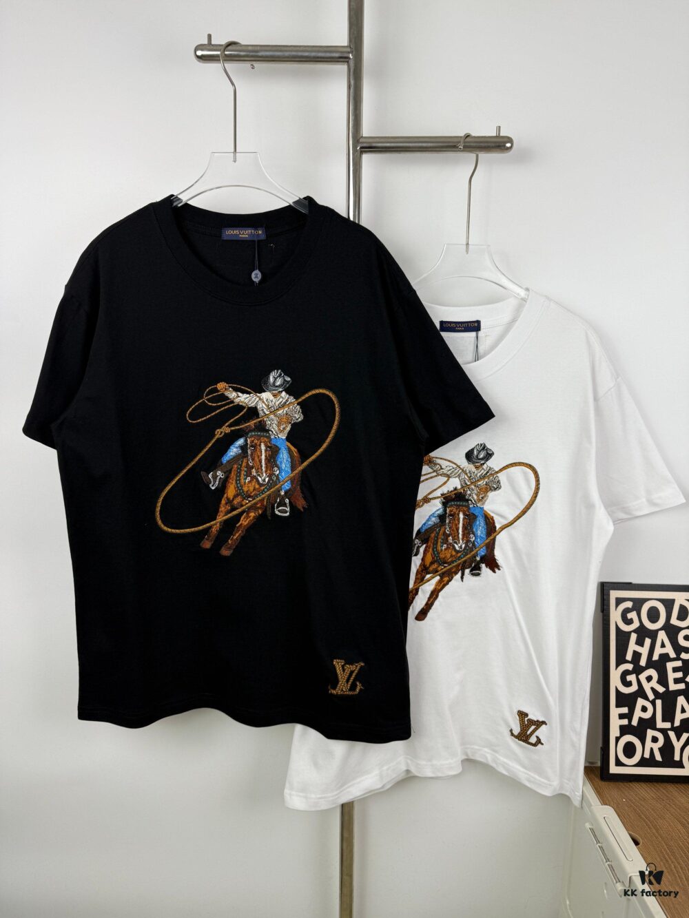 New Arrival LOUIS VUITTON Western Cowboy Style Fully Embroidered Short Sleeve T-Shirt, High-Density Imported 270g Fabric, High-Temperature Dyeing and Post-Setting Treatment! Complete Triple Labeling
