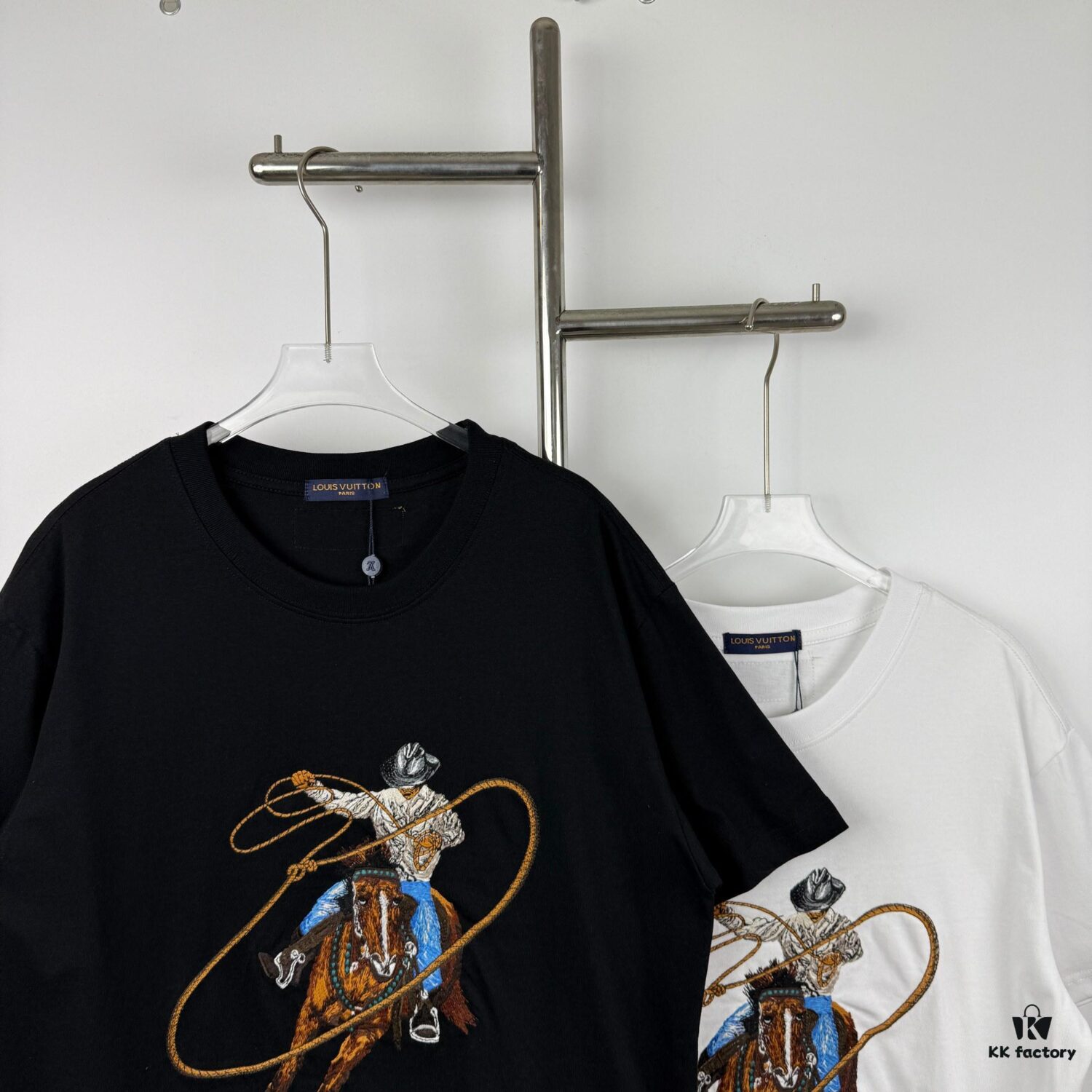 New Arrival LOUIS VUITTON Western Cowboy Style Fully Embroidered Short Sleeve T-Shirt, High-Density Imported 270g Fabric, High-Temperature Dyeing and Post-Setting Treatment! Complete Triple Labeling