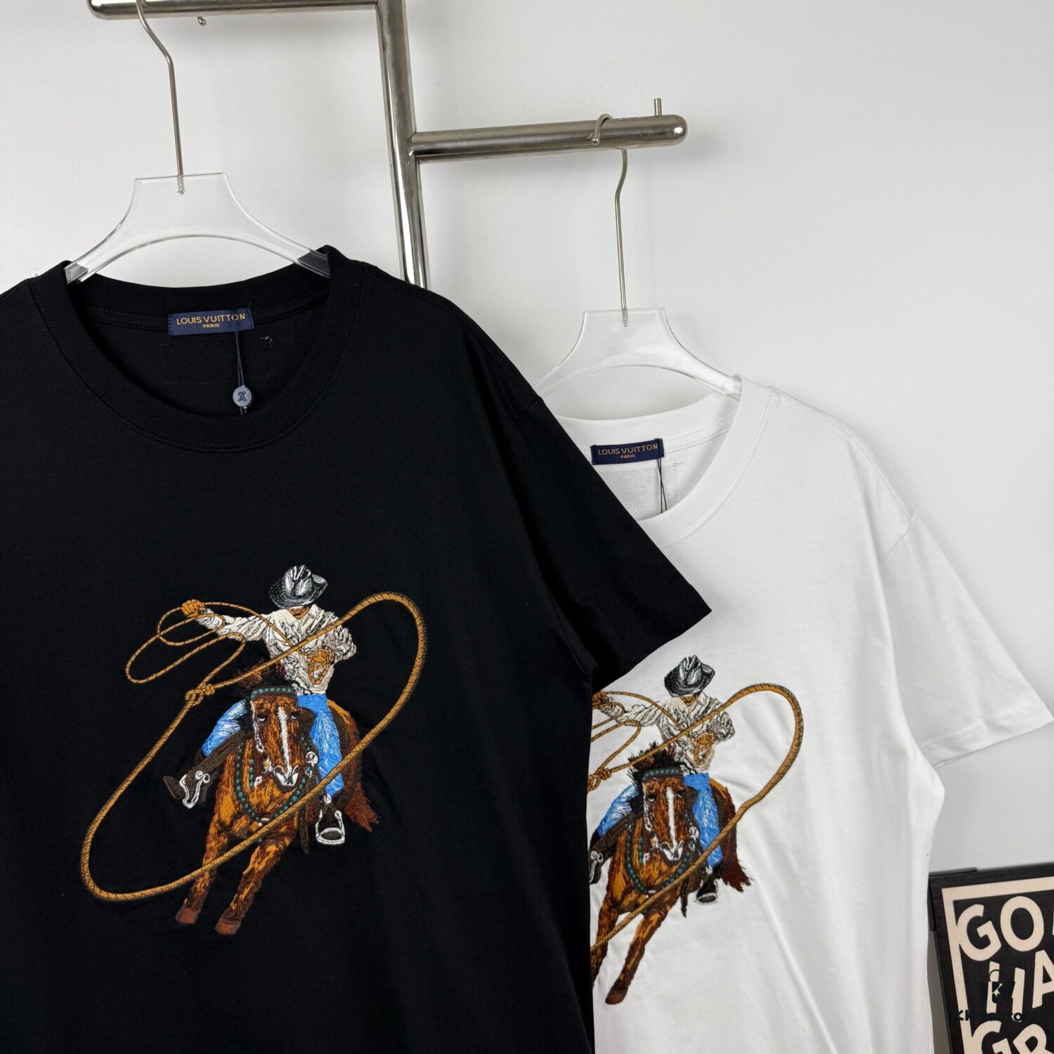 New Arrival LOUIS VUITTON Western Cowboy Style Fully Embroidered Short Sleeve T-Shirt, High-Density Imported 270g Fabric, High-Temperature Dyeing and Post-Setting Treatment! Complete Triple Labeling