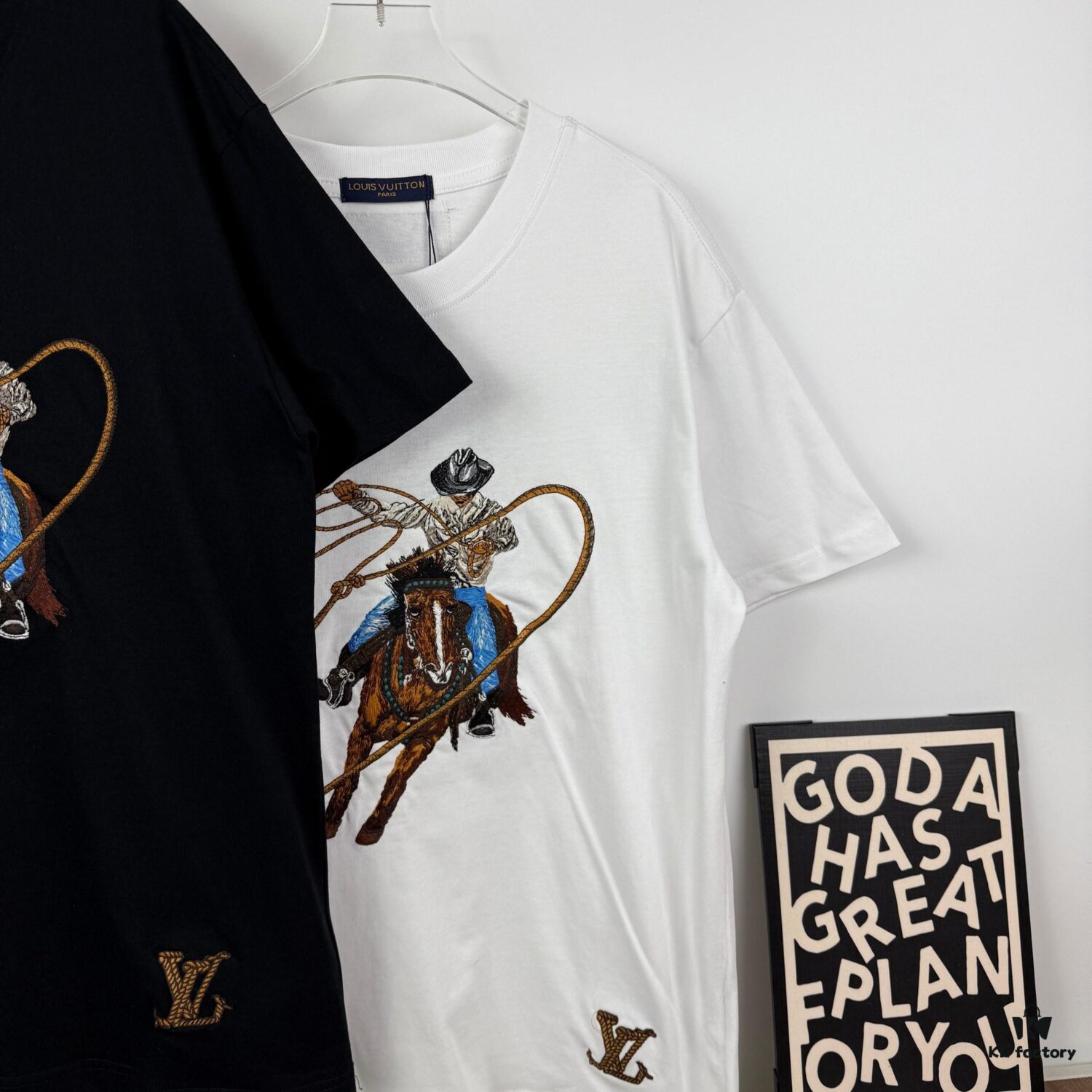 New Arrival LOUIS VUITTON Western Cowboy Style Fully Embroidered Short Sleeve T-Shirt, High-Density Imported 270g Fabric, High-Temperature Dyeing and Post-Setting Treatment! Complete Triple Labeling