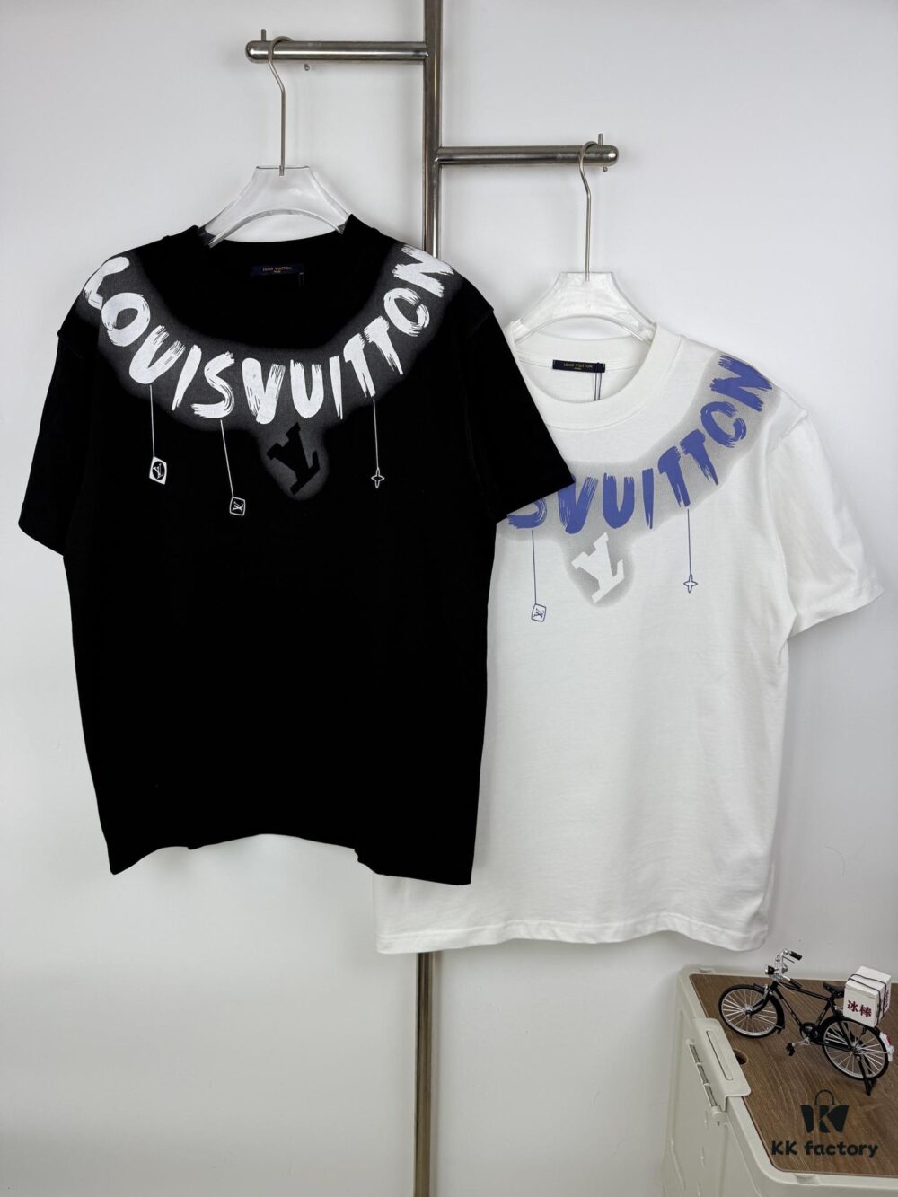 LOUIS VUITTON Classic Graffiti Print Logo Round Neck Short Sleeve T-Shirt Unisex Couples Style Loose Fit