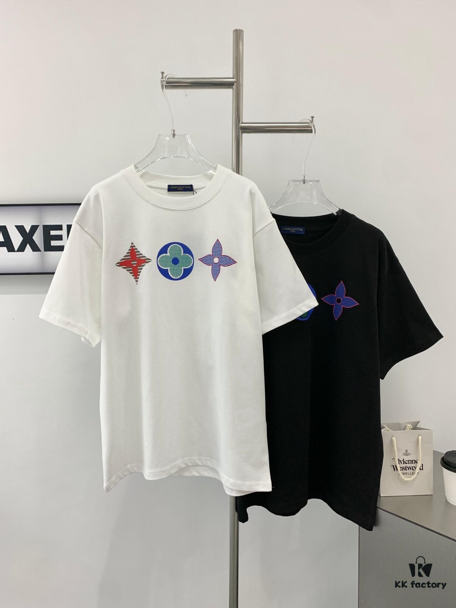 New Arrival LOUIS VUITTON LV Chest Tricolor Flower Logo Printed Short Sleeve T-Shirt