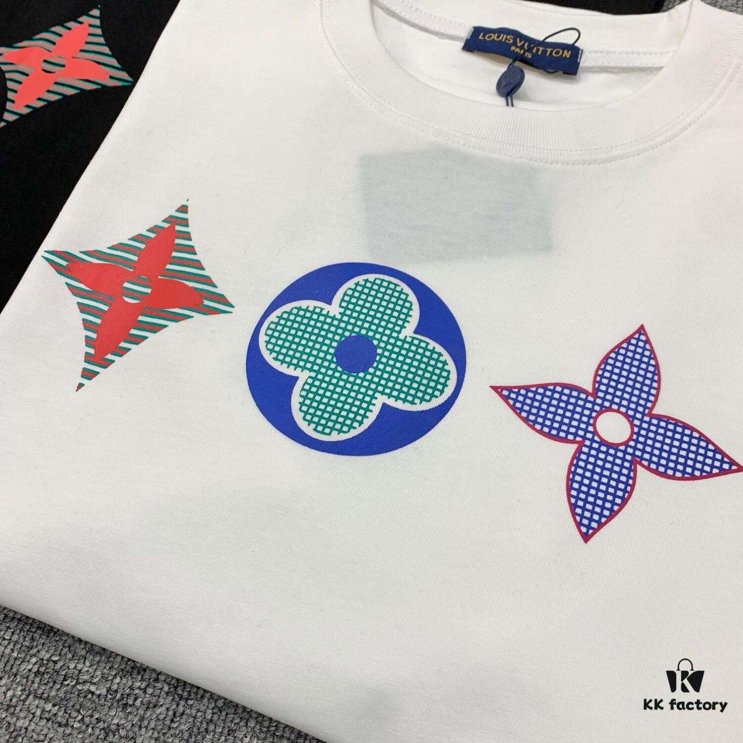 New Arrival LOUIS VUITTON LV Chest Tricolor Flower Logo Printed Short Sleeve T-Shirt