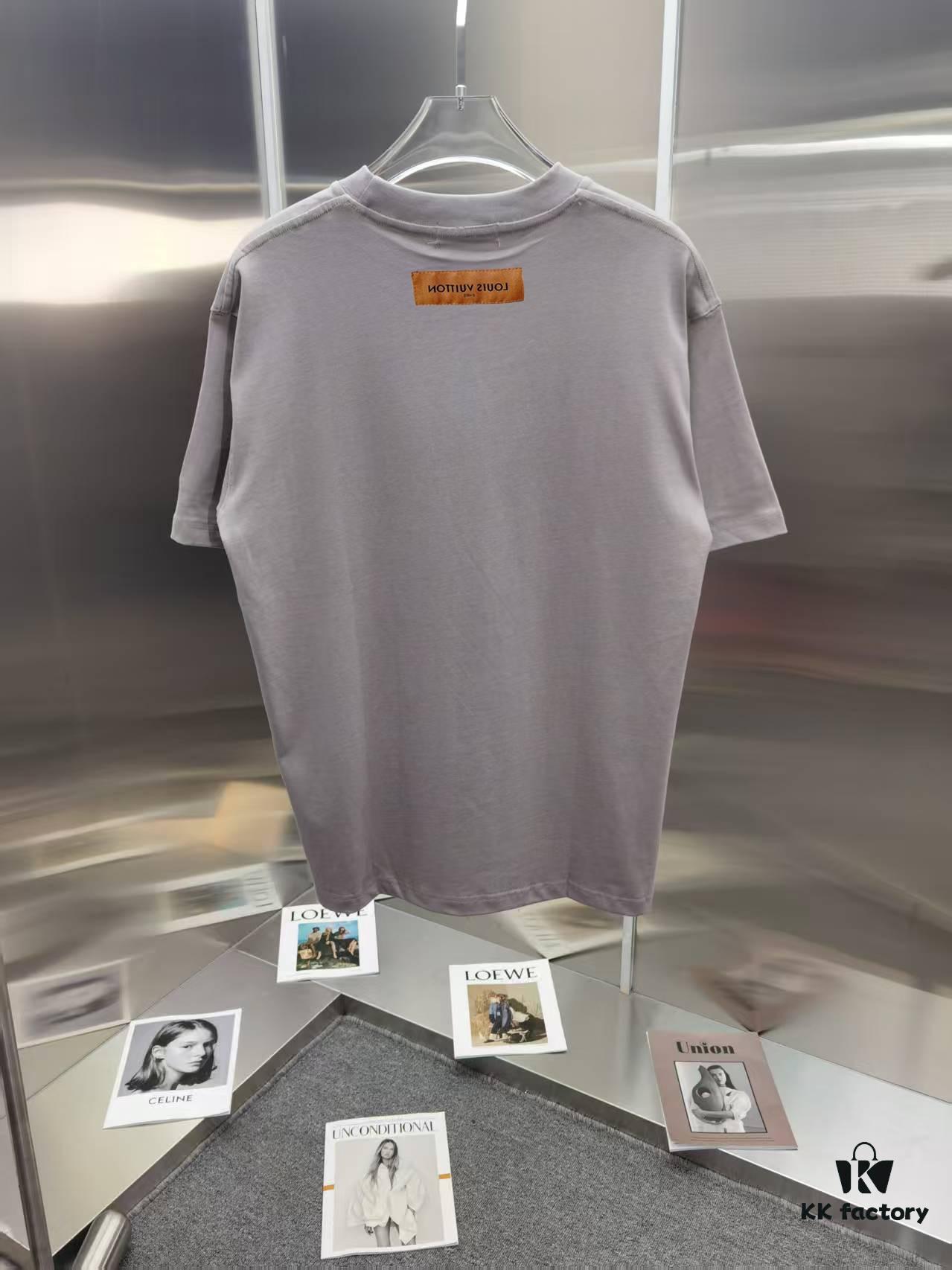 Louis 1V (Embroidered Premium Version, Distinct from Standard Stock) Short Sleeve T-Shirt