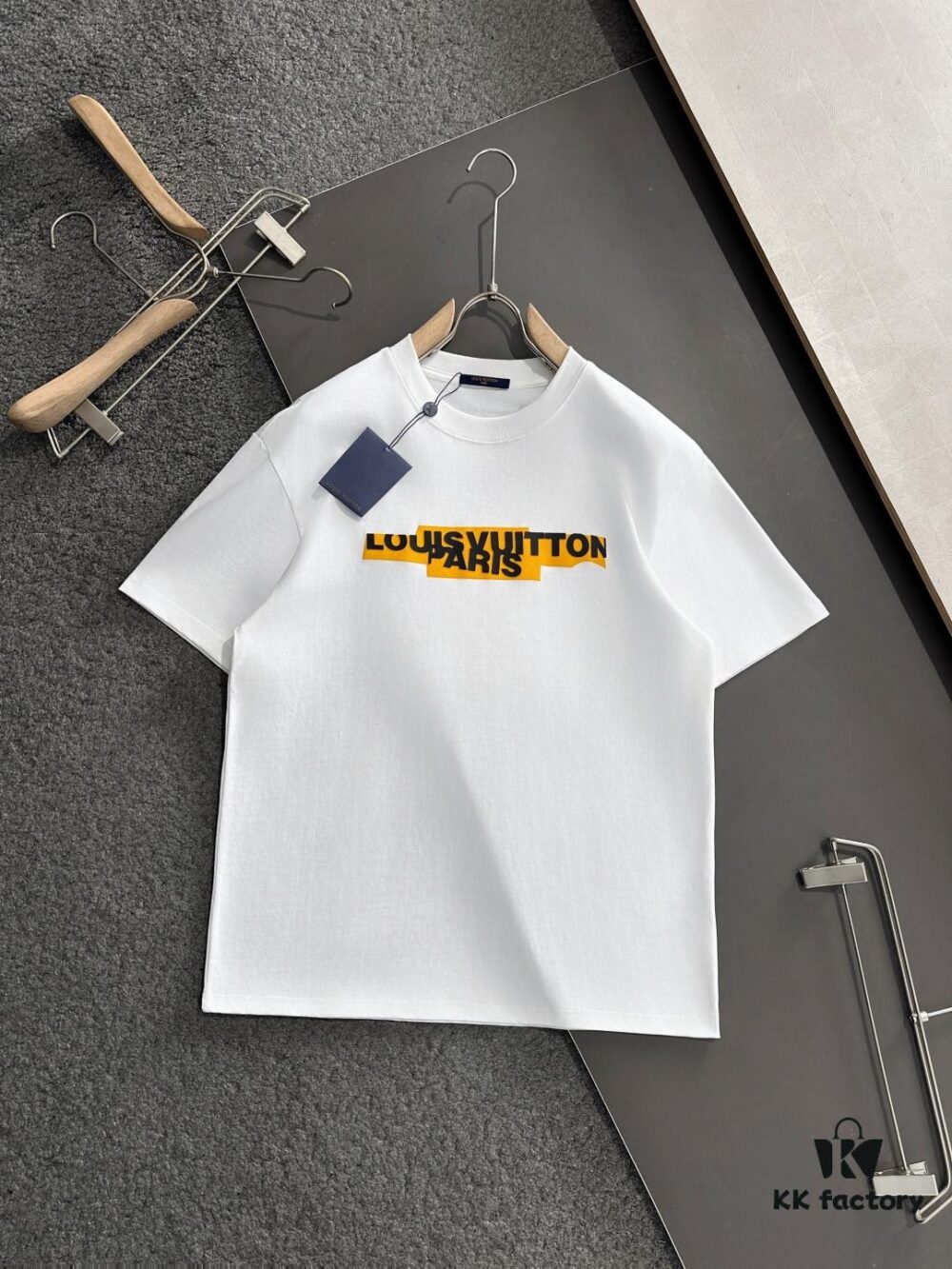 1V 2025SS Spring Summer Newest Round Neck Fashion Short Sleeve T-Shirt, Synchronized with Official Website, Cabinet-Quality Cotton Fabric