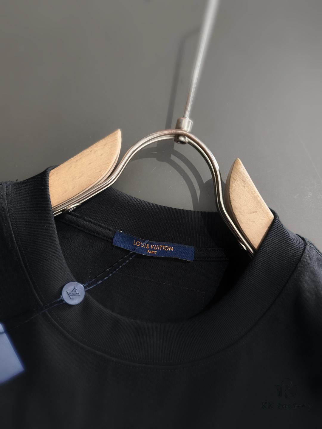 1V 2025SS Spring Summer Newest Round Neck Fashion Short Sleeve T-Shirt, Synchronized with Official Website, Cabinet-Quality Cotton Fabric!