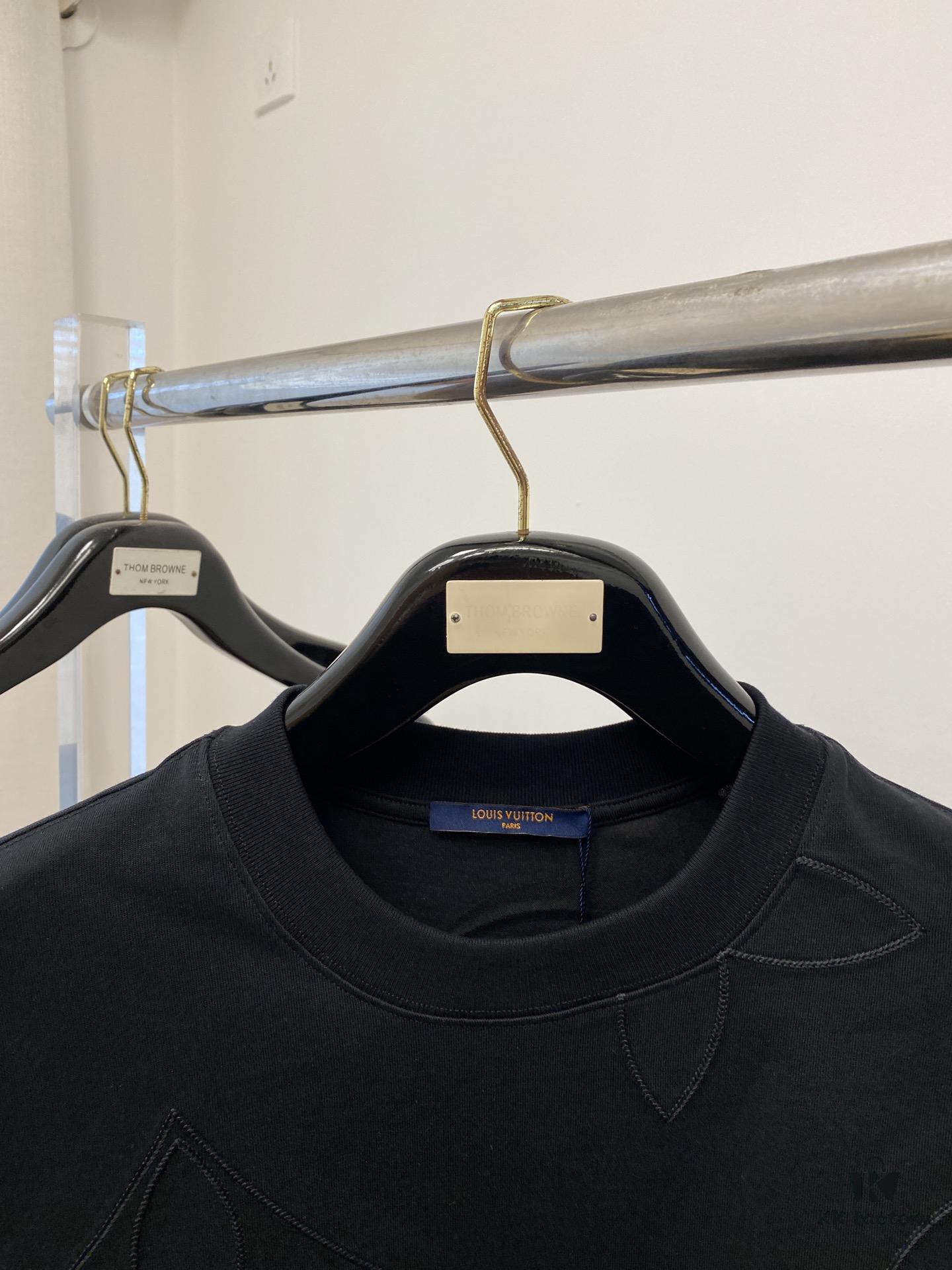 Louis Vuitton 2025 Newest Short-Sleeve T-Shirt, Stylish and Fashionable, Top-Quality Digital Positioning Embroidered Logo, Simple and Versatile Design