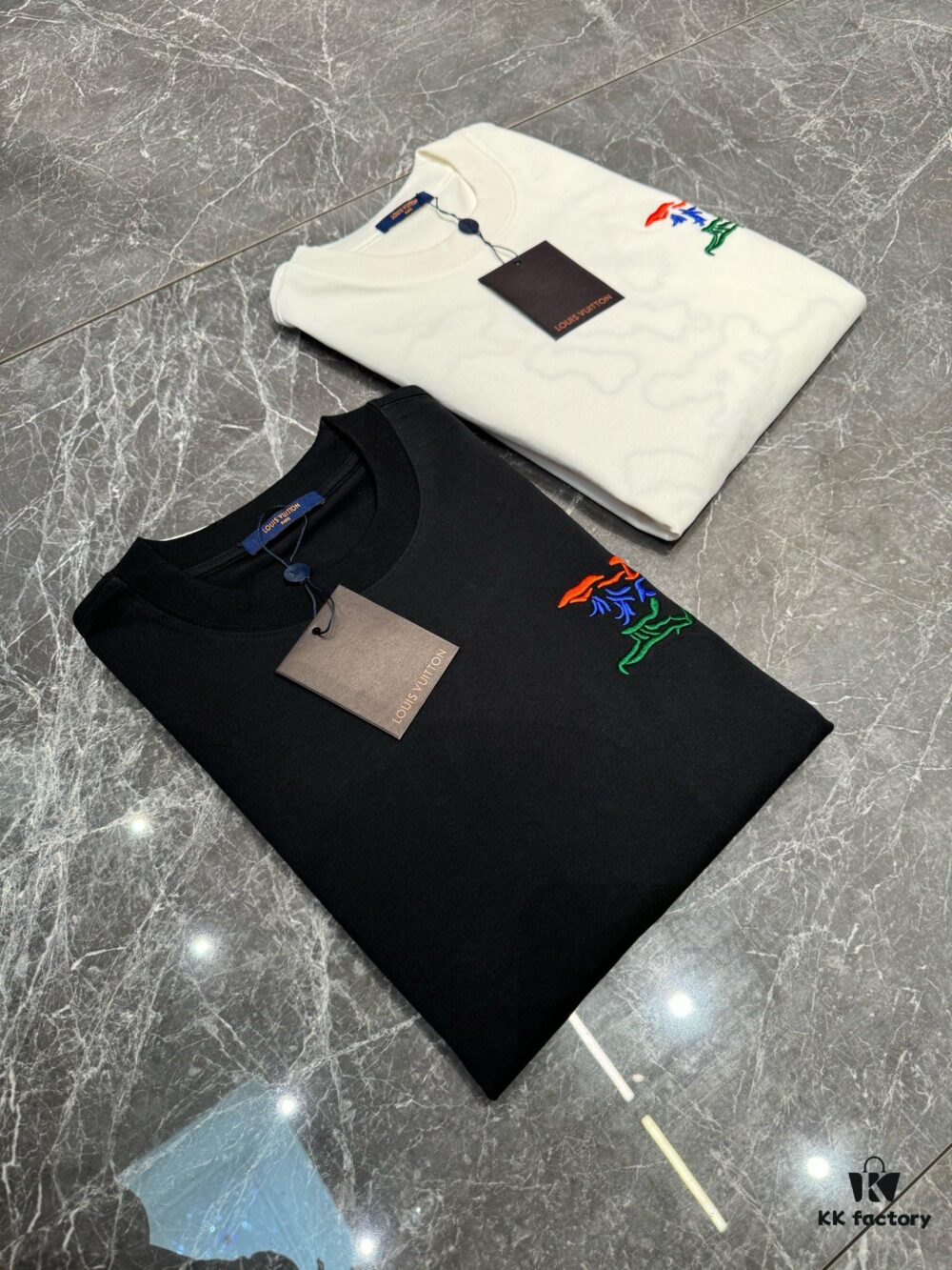 LVPAI 25SS New Round Neck T-Shirt! Must-Have for Fashion Enthusiasts! Colorful Embroidered Letters, Classic Colors Combine for Stylish and Trendy Look. Youthful and Energetic Overall Appearance! Crafted from 280g Cotton, Offers Exceptional Comfort in Wear and Touch, With Fine and Textured Hand Feel!