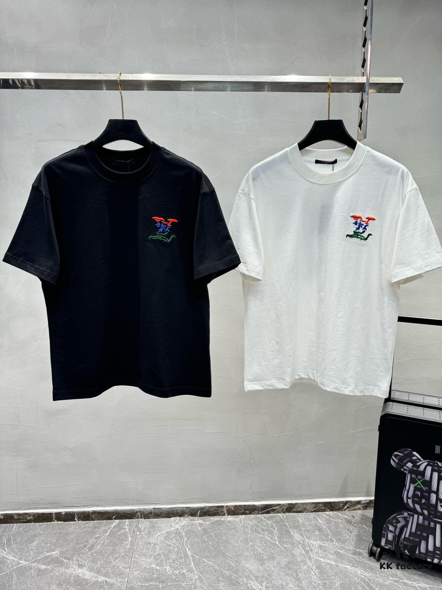 LVPAI 25SS New Round Neck T-Shirt! Must-Have for Fashion Enthusiasts! Colorful Embroidered Letters, Classic Colors Combine for Stylish and Trendy Look. Youthful and Energetic Overall Appearance! Crafted from 280g Cotton, Offers Exceptional Comfort in Wear and Touch, With Fine and Textured Hand Feel!