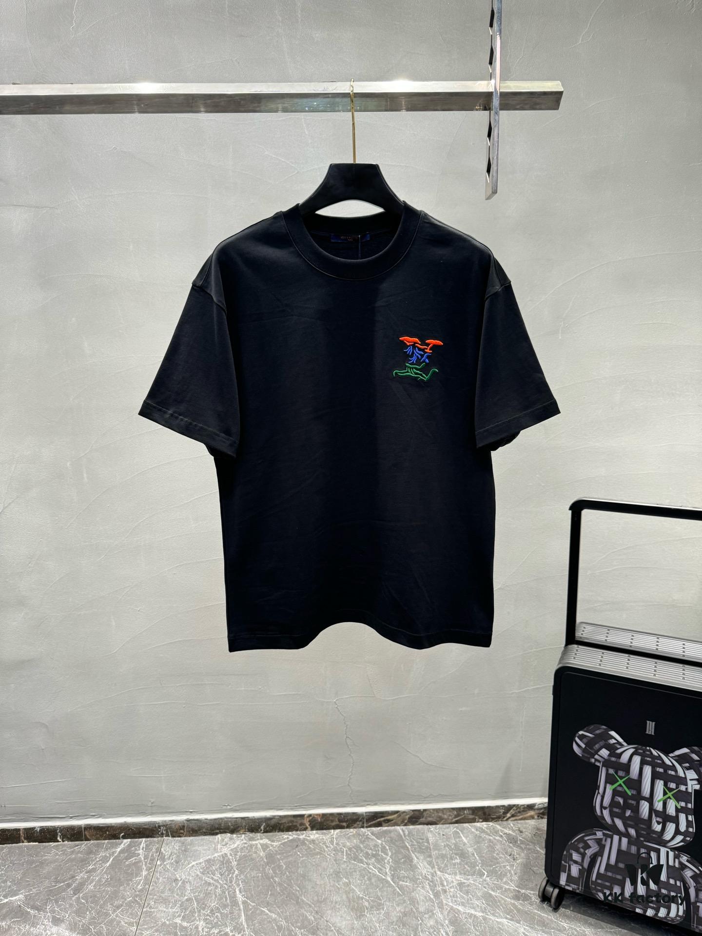 LVPAI 25SS New Round Neck T-Shirt! Must-Have for Fashion Enthusiasts! Colorful Embroidered Letters, Classic Colors Combine for Stylish and Trendy Look. Youthful and Energetic Overall Appearance! Crafted from 280g Cotton, Offers Exceptional Comfort in Wear and Touch, With Fine and Textured Hand Feel!