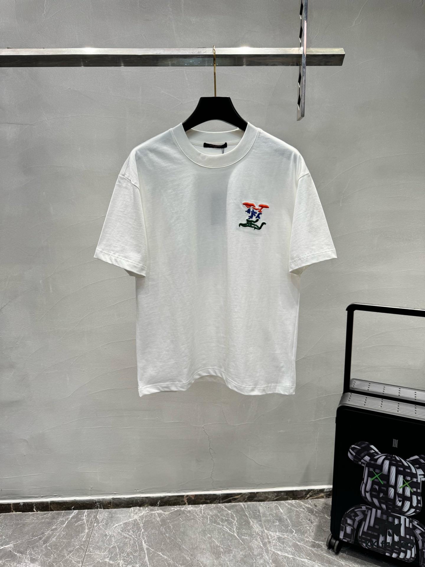 LVPAI 25SS New Round Neck T-Shirt! Must-Have for Fashion Enthusiasts! Colorful Embroidered Letters, Classic Colors Combine for Stylish and Trendy Look. Youthful and Energetic Overall Appearance! Crafted from 280g Cotton, Offers Exceptional Comfort in Wear and Touch, With Fine and Textured Hand Feel!