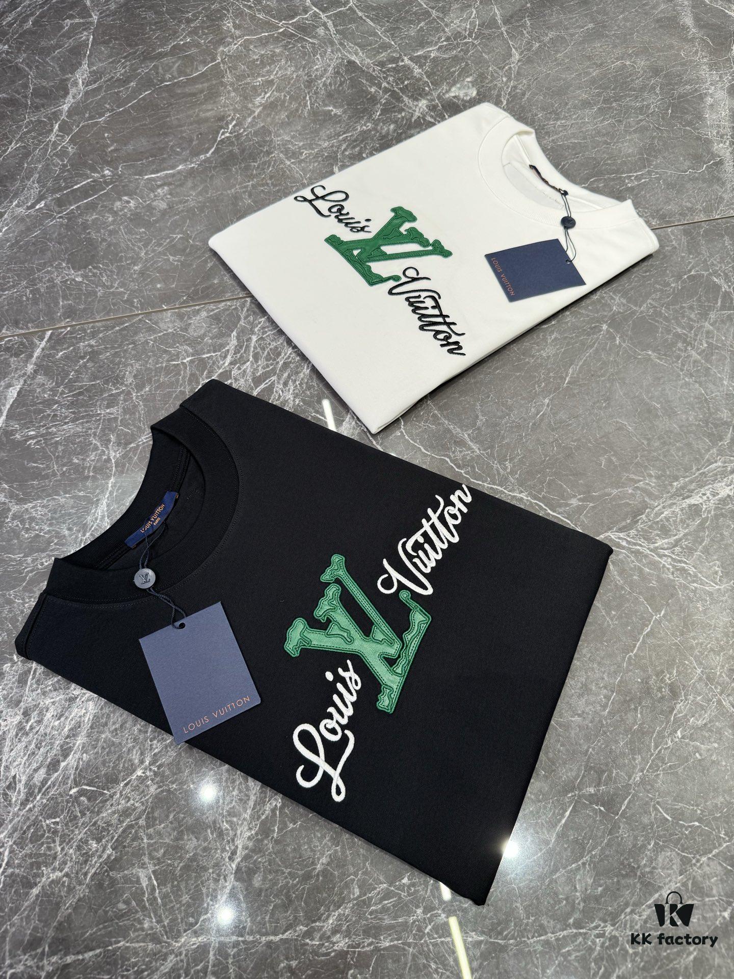 Lv Pai 25SS New Arrival Round Neck T-Shirt! Must-Have for Fashion Enthusiasts! Custom Brand Letter Embossed Rubber Print on Chest. Classic Color Combination, Stylish and Attractive. Youthful and Energetic Overall Look! Crafted from 280g Cotton Fabric, Offering Exceptional Comfort and a Soft, Premium Touch.