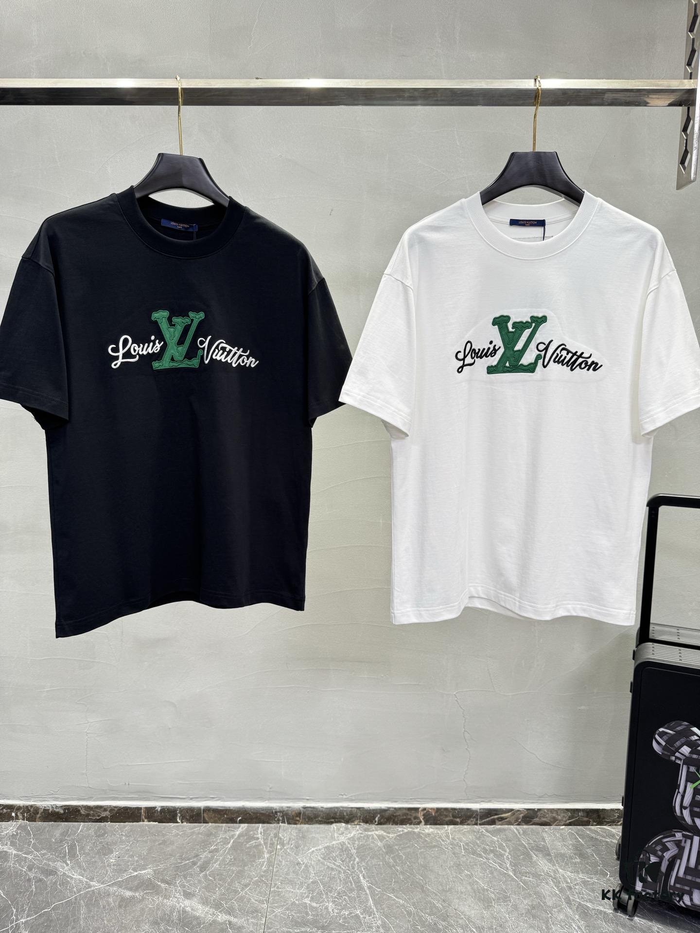 Lv Pai 25SS New Arrival Round Neck T-Shirt! Must-Have for Fashion Enthusiasts! Custom Brand Letter Embossed Rubber Print on Chest. Classic Color Combination, Stylish and Attractive. Youthful and Energetic Overall Look! Crafted from 280g Cotton Fabric, Offering Exceptional Comfort and a Soft, Premium Touch.