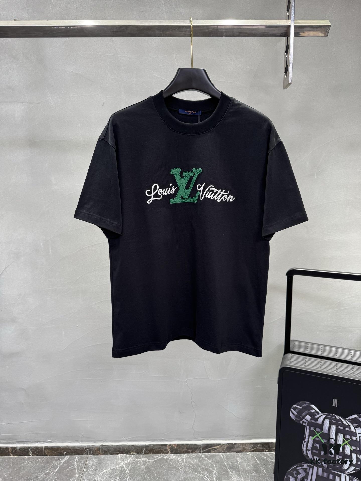 Lv Pai 25SS New Arrival Round Neck T-Shirt! Must-Have for Fashion Enthusiasts! Custom Brand Letter Embossed Rubber Print on Chest. Classic Color Combination, Stylish and Attractive. Youthful and Energetic Overall Look! Crafted from 280g Cotton Fabric, Offering Exceptional Comfort and a Soft, Premium Touch.