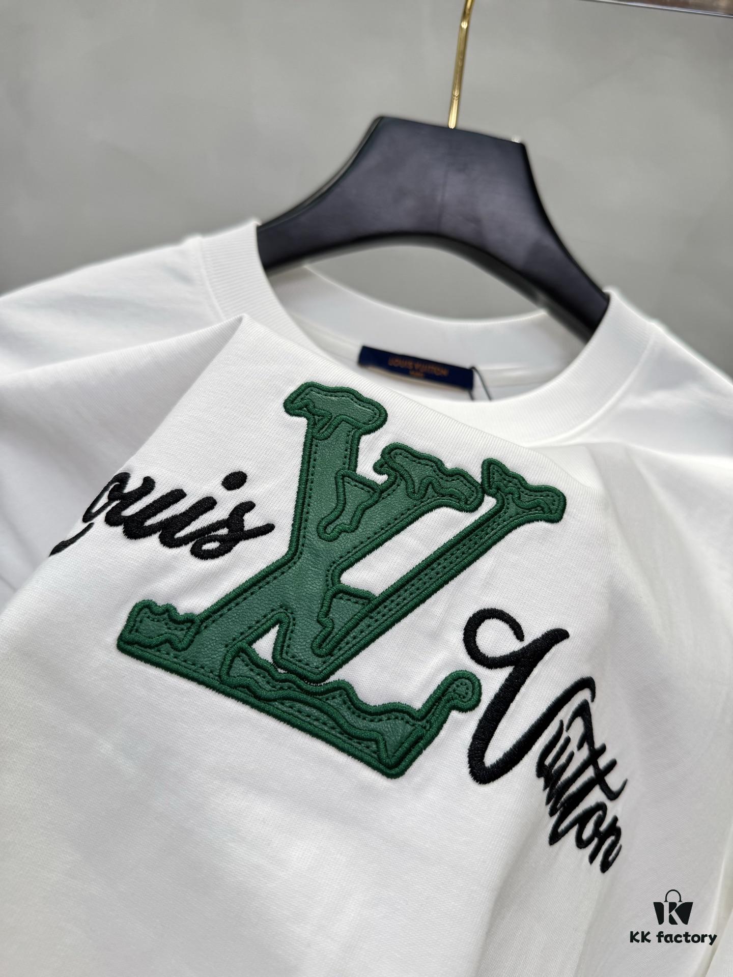 Lv Pai 25SS New Arrival Round Neck T-Shirt! Must-Have for Fashion Enthusiasts! Custom Brand Letter Embossed Rubber Print on Chest. Classic Color Combination, Stylish and Attractive. Youthful and Energetic Overall Look! Crafted from 280g Cotton Fabric, Offering Exceptional Comfort and a Soft, Premium Touch.