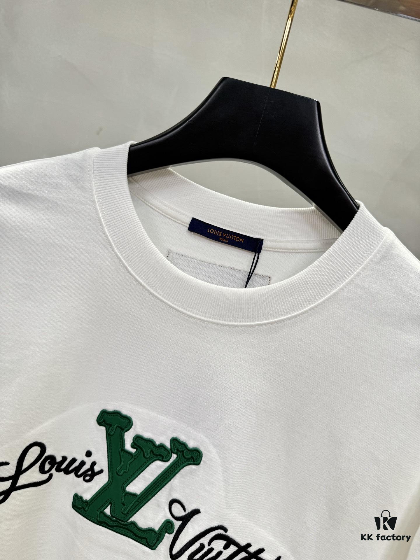 Lv Pai 25SS New Arrival Round Neck T-Shirt! Must-Have for Fashion Enthusiasts! Custom Brand Letter Embossed Rubber Print on Chest. Classic Color Combination, Stylish and Attractive. Youthful and Energetic Overall Look! Crafted from 280g Cotton Fabric, Offering Exceptional Comfort and a Soft, Premium Touch.