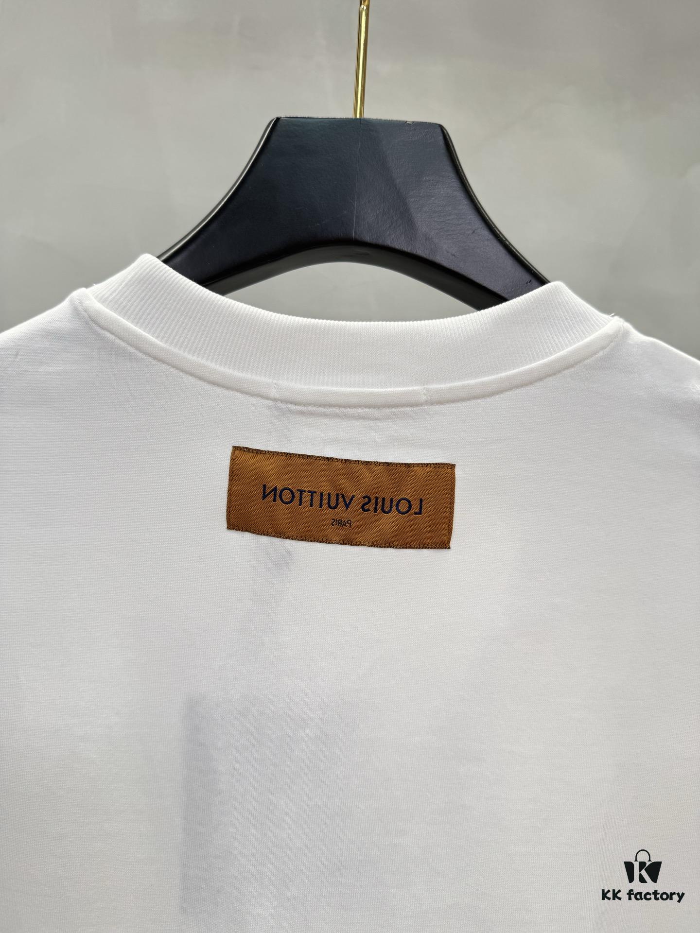 Lv Pai 25SS New Arrival Round Neck T-Shirt! Must-Have for Fashion Enthusiasts! Custom Brand Letter Embossed Rubber Print on Chest. Classic Color Combination, Stylish and Attractive. Youthful and Energetic Overall Look! Crafted from 280g Cotton Fabric, Offering Exceptional Comfort and a Soft, Premium Touch.