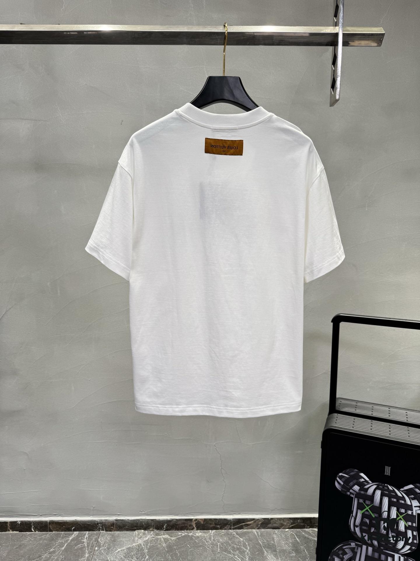 Lv Pai 25SS New Arrival Round Neck T-Shirt! Must-Have for Fashion Enthusiasts! Custom Brand Letter Embossed Rubber Print on Chest. Classic Color Combination, Stylish and Attractive. Youthful and Energetic Overall Look! Crafted from 280g Cotton Fabric, Offering Exceptional Comfort and a Soft, Premium Touch.