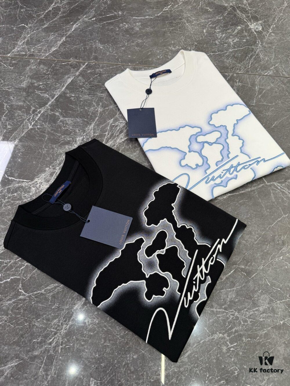 1V 25SS Spring New Arrival T-Shirt! 260g High-Density Cloud-Embroidered Cotton Fabric, Comfortable Wear. Minimalist Design, Fashionable and Trendy. Slightly Oversized Fit for Casual Comfort, Suitable for Various Occasions. Whether Shopping, Gathering with Friends or Relaxing, This T-Shirt Adds Style and Personality to Your Look.