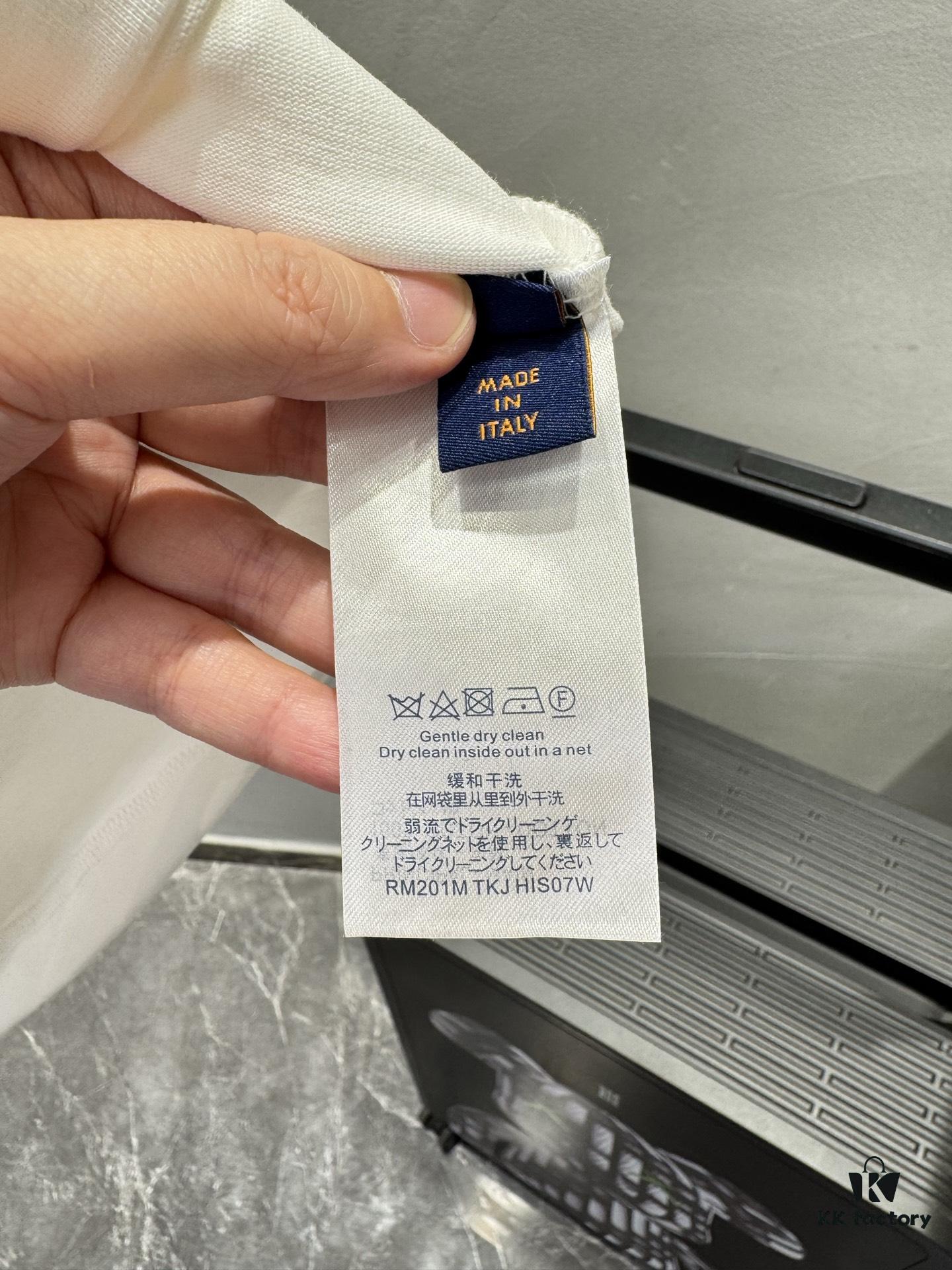 Lv Pai 25SS New Arrival Round Neck T-Shirt! Must-Have for Fashion Enthusiasts! Custom Brand Letter Embossed Rubber Print on Chest. Classic Color Combination, Stylish and Attractive. Youthful and Energetic Overall Look! Crafted from 280g Cotton Fabric, Offering Exceptional Comfort and a Soft, Premium Touch.