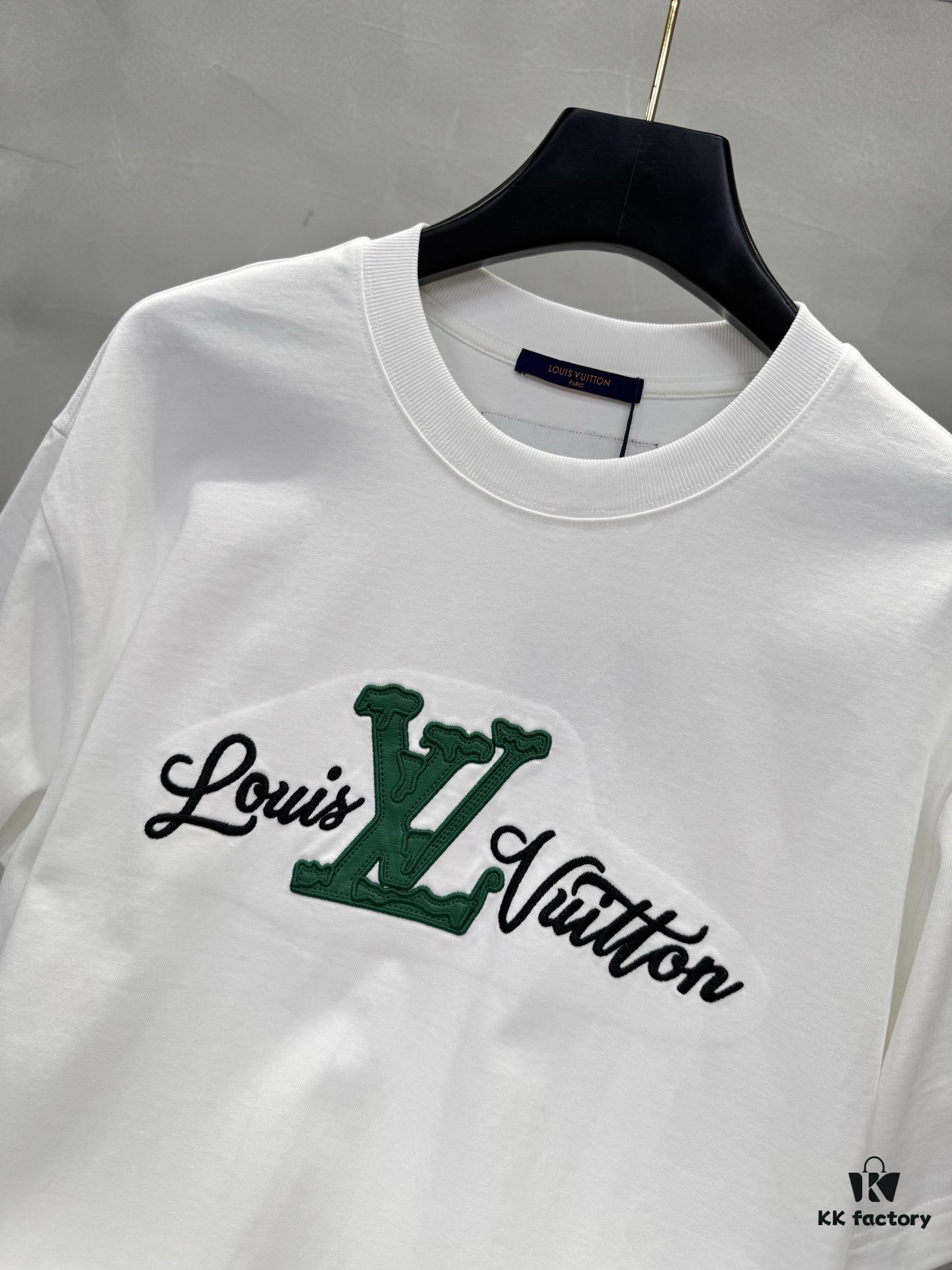Lv Pai 25SS New Arrival Round Neck T-Shirt! Must-Have for Fashion Enthusiasts! Custom Brand Letter Embossed Rubber Print on Chest. Classic Color Combination, Stylish and Attractive. Youthful and Energetic Overall Look! Crafted from 280g Cotton Fabric, Offering Exceptional Comfort and a Soft, Premium Touch.
