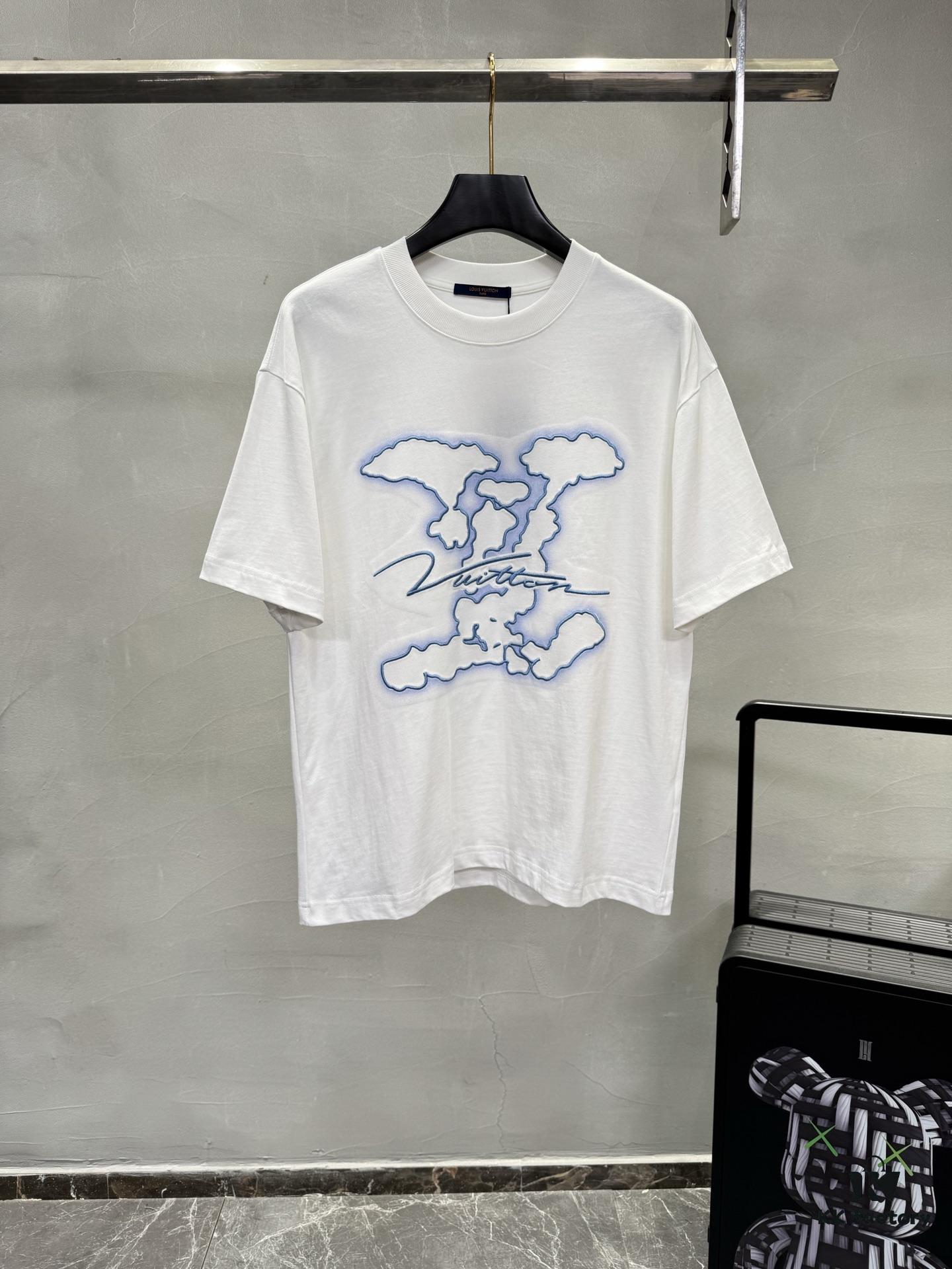 1V 25SS Spring New Arrival T-Shirt! 260g High-Density Cloud-Embroidered Cotton Fabric, Comfortable Wear. Minimalist Design, Fashionable and Trendy. Slightly Oversized Fit for Casual Comfort, Suitable for Various Occasions. Whether Shopping, Gathering with Friends or Relaxing, This T-Shirt Adds Style and Personality to Your Look.