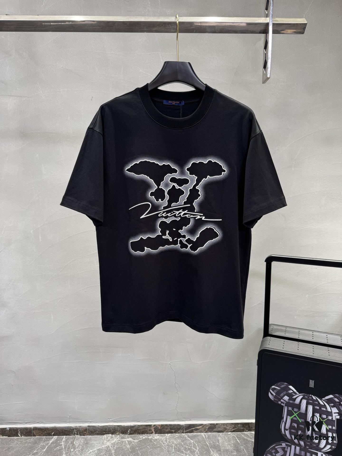 1V 25SS Spring New Arrival T-Shirt! 260g High-Density Cloud-Embroidered Cotton Fabric, Comfortable Wear. Minimalist Design, Fashionable and Trendy. Slightly Oversized Fit for Casual Comfort, Suitable for Various Occasions. Whether Shopping, Gathering with Friends or Relaxing, This T-Shirt Adds Style and Personality to Your Look.