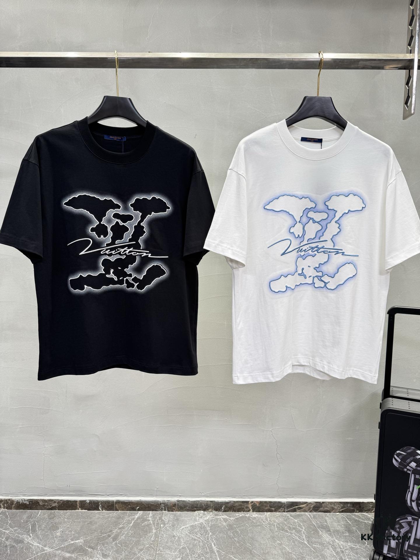 1V 25SS Spring New Arrival T-Shirt! 260g High-Density Cloud-Embroidered Cotton Fabric, Comfortable Wear. Minimalist Design, Fashionable and Trendy. Slightly Oversized Fit for Casual Comfort, Suitable for Various Occasions. Whether Shopping, Gathering with Friends or Relaxing, This T-Shirt Adds Style and Personality to Your Look.