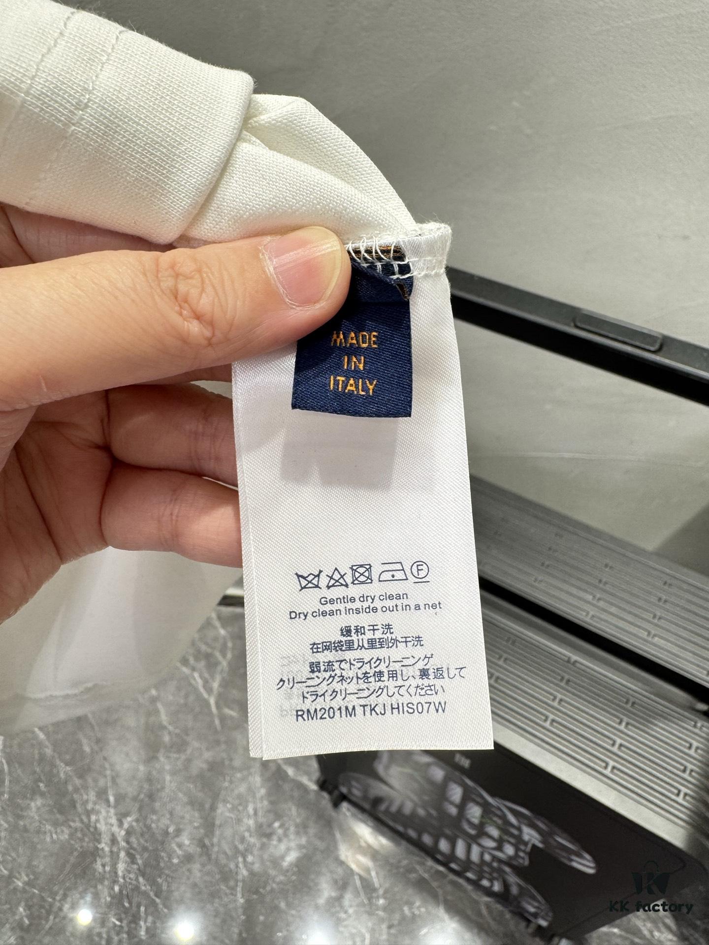 1V 25SS Spring New Arrival T-Shirt! 260g High-Density Cloud-Embroidered Cotton Fabric, Comfortable Wear. Minimalist Design, Fashionable and Trendy. Slightly Oversized Fit for Casual Comfort, Suitable for Various Occasions. Whether Shopping, Gathering with Friends or Relaxing, This T-Shirt Adds Style and Personality to Your Look.