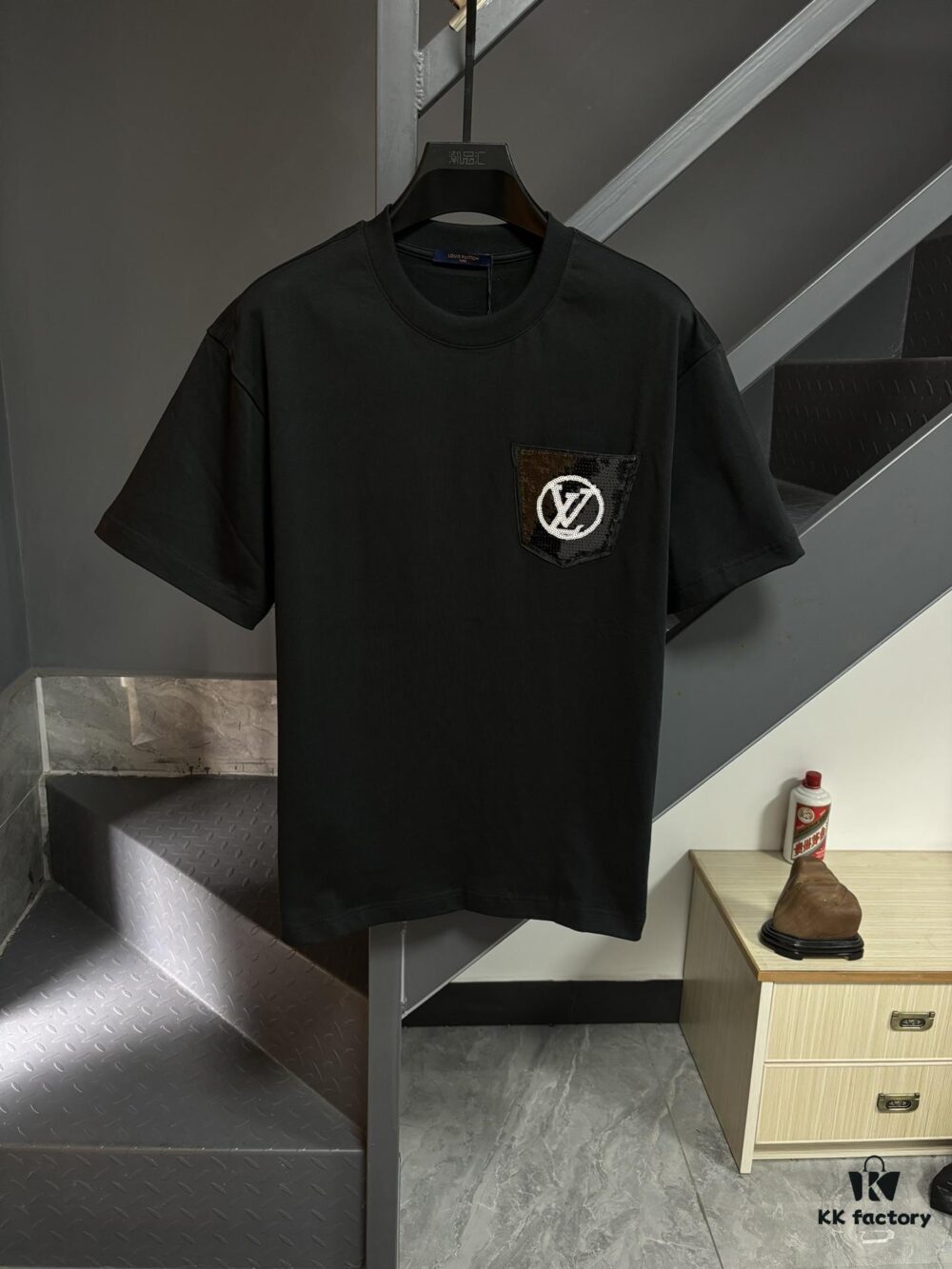 LV Louis Vuitton Spring/Summer 2025 New Arrival Classic T-Shirt! Made from 26g high-density pure cotton fabric for exceptional comfort. Features a minimalist, stylish design with a slightly loose fit, offering a relaxed and versatile silhouette perfect for various occasions. Ideal for shopping, gatherings, or casual outings, this T-shirt adds a touch of fashion and individuality to your look.