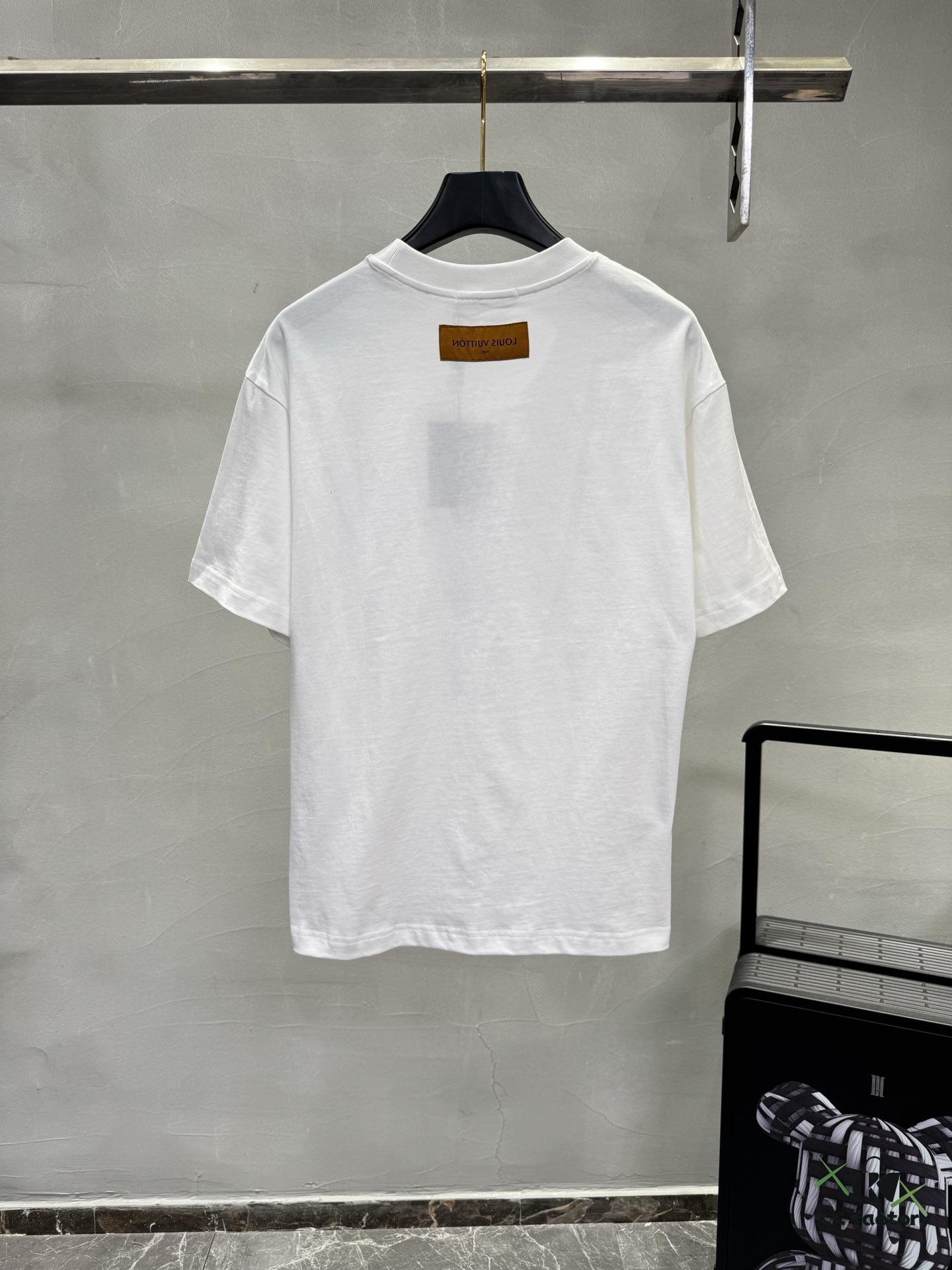 1V 25SS Spring New Arrival T-Shirt! 260g High-Density Cloud-Embroidered Cotton Fabric, Comfortable Wear. Minimalist Design, Fashionable and Trendy. Slightly Oversized Fit for Casual Comfort, Suitable for Various Occasions. Whether Shopping, Gathering with Friends or Relaxing, This T-Shirt Adds Style and Personality to Your Look.