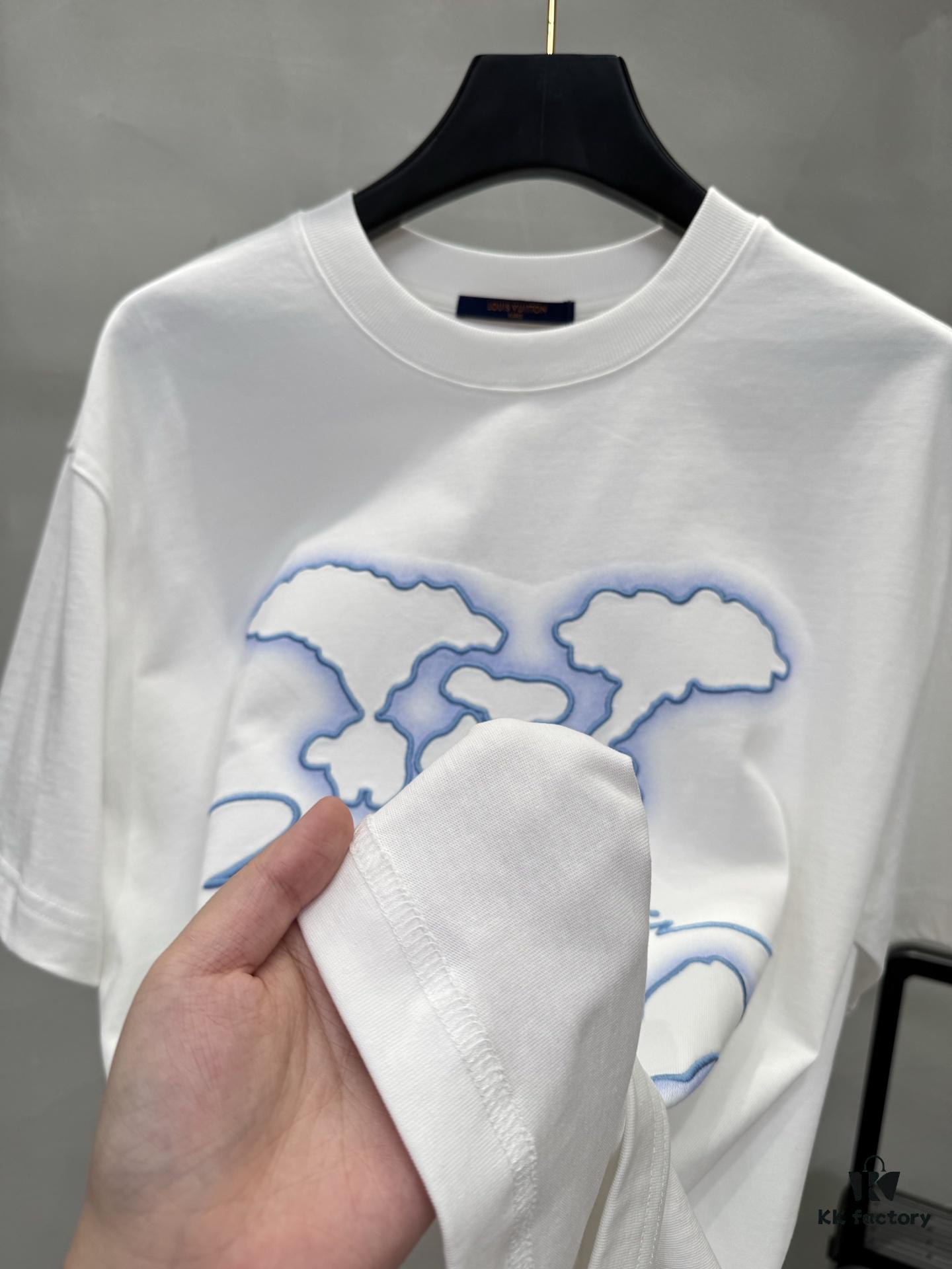 1V 25SS Spring New Arrival T-Shirt! 260g High-Density Cloud-Embroidered Cotton Fabric, Comfortable Wear. Minimalist Design, Fashionable and Trendy. Slightly Oversized Fit for Casual Comfort, Suitable for Various Occasions. Whether Shopping, Gathering with Friends or Relaxing, This T-Shirt Adds Style and Personality to Your Look.