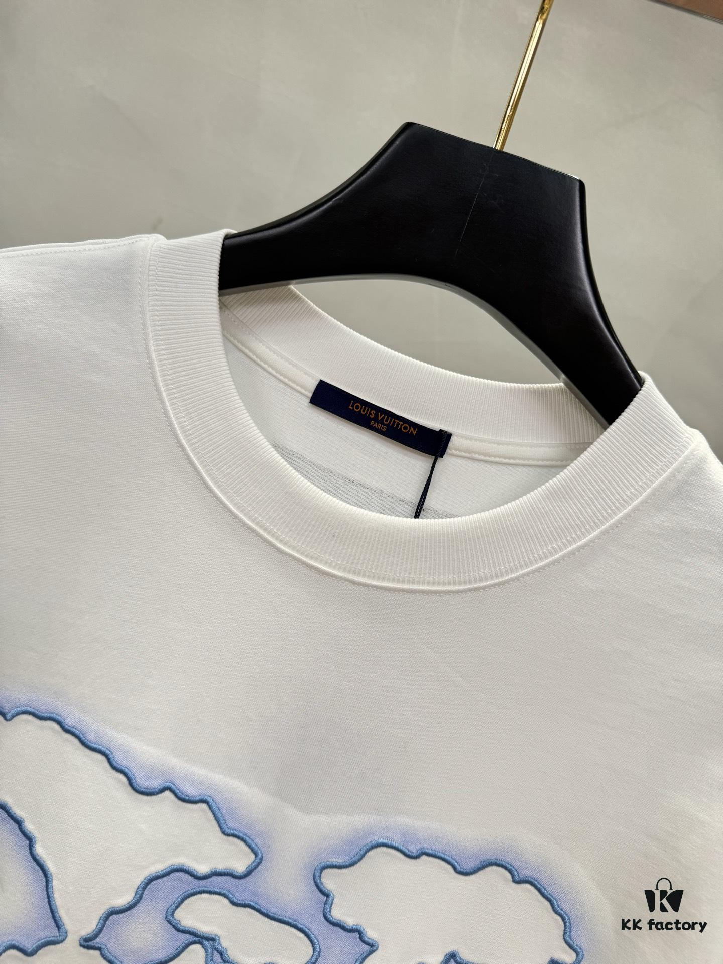 1V 25SS Spring New Arrival T-Shirt! 260g High-Density Cloud-Embroidered Cotton Fabric, Comfortable Wear. Minimalist Design, Fashionable and Trendy. Slightly Oversized Fit for Casual Comfort, Suitable for Various Occasions. Whether Shopping, Gathering with Friends or Relaxing, This T-Shirt Adds Style and Personality to Your Look.