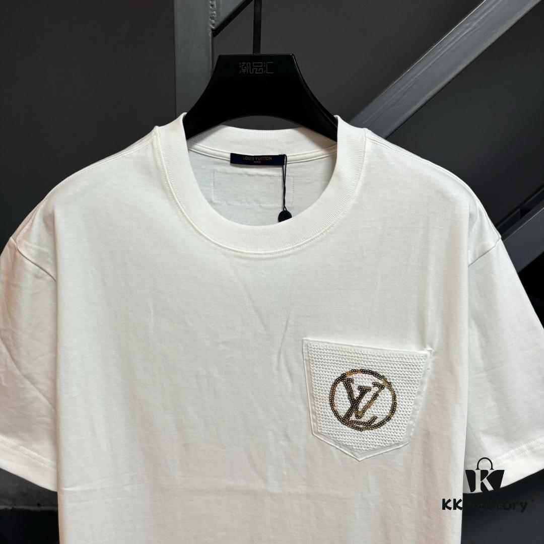 LV Louis Vuitton Spring/Summer 2025 New Arrival Classic T-Shirt! Made from 26g high-density pure cotton fabric for exceptional comfort. Features a minimalist, stylish design with a slightly loose fit, offering a relaxed and versatile silhouette perfect for various occasions. Ideal for shopping, gatherings, or casual outings, this T-shirt adds a touch of fashion and individuality to your look.