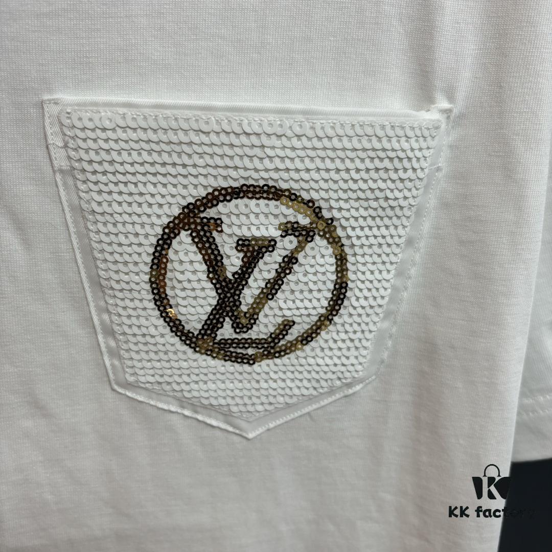 LV Louis Vuitton Spring/Summer 2025 New Arrival Classic T-Shirt! Made from 26g high-density pure cotton fabric for exceptional comfort. Features a minimalist, stylish design with a slightly loose fit, offering a relaxed and versatile silhouette perfect for various occasions. Ideal for shopping, gatherings, or casual outings, this T-shirt adds a touch of fashion and individuality to your look.