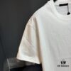 LV Louis Vuitton Spring/Summer 2025 New Arrival Classic T-Shirt! Made from 26g high-density pure cotton fabric for exceptional comfort. Features a minimalist, stylish design with a slightly loose fit, offering a relaxed and versatile silhouette perfect for various occasions. Ideal for shopping, gatherings, or casual outings, this T-shirt adds a touch of fashion and individuality to your look.