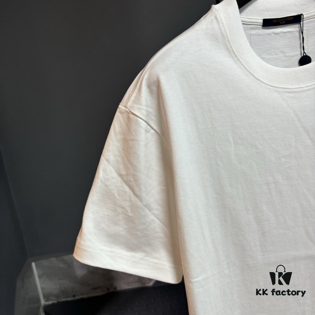 LV Louis Vuitton Spring/Summer 2025 New Arrival Classic T-Shirt! Made from 26g high-density pure cotton fabric for exceptional comfort. Features a minimalist, stylish design with a slightly loose fit, offering a relaxed and versatile silhouette perfect for various occasions. Ideal for shopping, gatherings, or casual outings, this T-shirt adds a touch of fashion and individuality to your look.