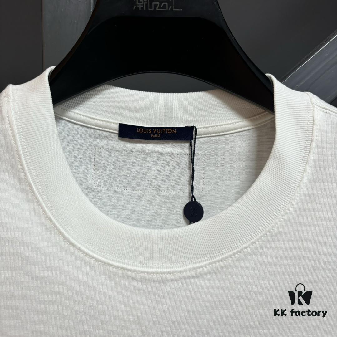 LV Louis Vuitton Spring/Summer 2025 New Arrival Classic T-Shirt! Made from 26g high-density pure cotton fabric for exceptional comfort. Features a minimalist, stylish design with a slightly loose fit, offering a relaxed and versatile silhouette perfect for various occasions. Ideal for shopping, gatherings, or casual outings, this T-shirt adds a touch of fashion and individuality to your look.