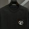 LV Louis Vuitton Spring/Summer 2025 New Arrival Classic T-Shirt! Made from 26g high-density pure cotton fabric for exceptional comfort. Features a minimalist, stylish design with a slightly loose fit, offering a relaxed and versatile silhouette perfect for various occasions. Ideal for shopping, gatherings, or casual outings, this T-shirt adds a touch of fashion and individuality to your look.