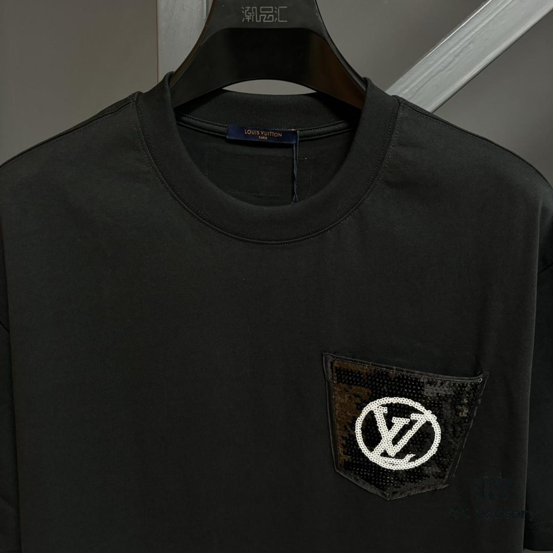 LV Louis Vuitton Spring/Summer 2025 New Arrival Classic T-Shirt! Made from 26g high-density pure cotton fabric for exceptional comfort. Features a minimalist, stylish design with a slightly loose fit, offering a relaxed and versatile silhouette perfect for various occasions. Ideal for shopping, gatherings, or casual outings, this T-shirt adds a touch of fashion and individuality to your look.