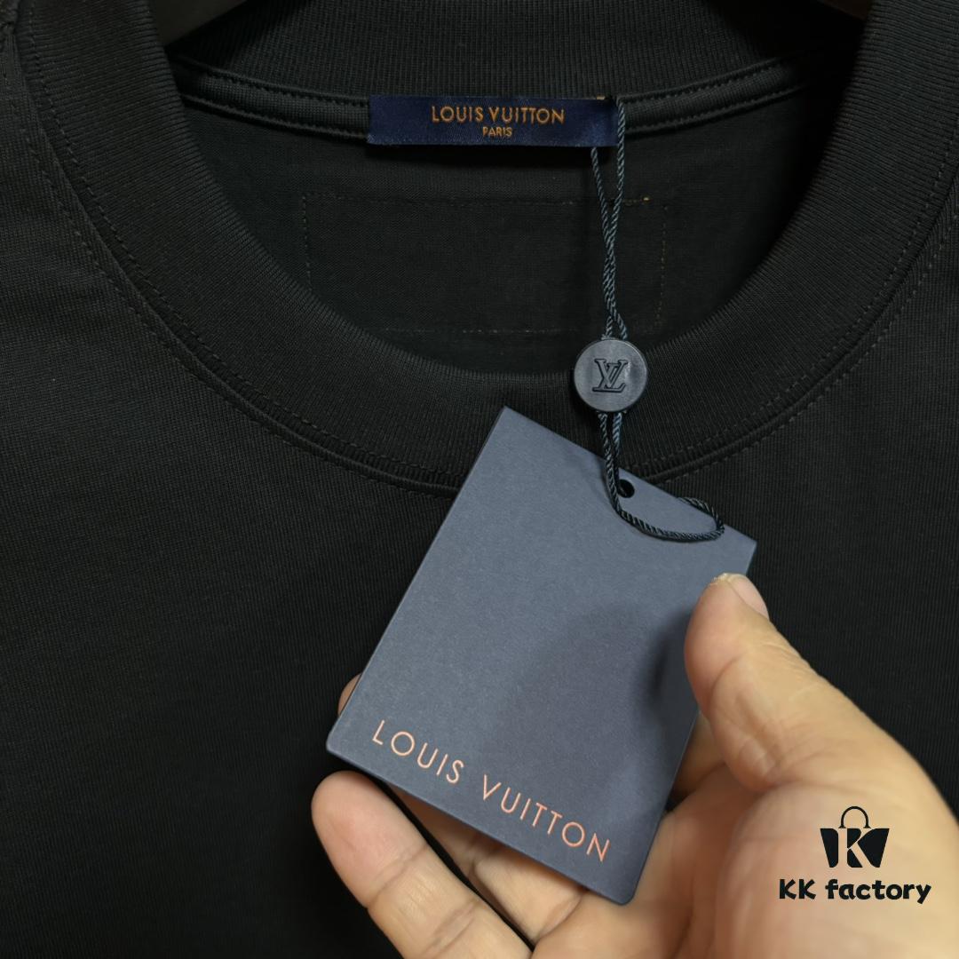 LV Louis Vuitton Spring/Summer 2025 New Arrival Classic T-Shirt! Made from 26g high-density pure cotton fabric for exceptional comfort. Features a minimalist, stylish design with a slightly loose fit, offering a relaxed and versatile silhouette perfect for various occasions. Ideal for shopping, gatherings, or casual outings, this T-shirt adds a touch of fashion and individuality to your look.