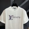 Louis Vuitton LV 25SS Spring/Summer Classic New Arrival T-Shirt! 260g High-Grammage Cotton Fabric, Comfortable Wear. Minimalist Design, Fashionable and Trendy. Slightly Relaxed Fit for Casual Comfort, Suitable for Various Occasions. Whether Shopping, Social Gatherings or Leisure Time, This T-Shirt Adds Style and Personality to Your Look.