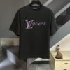 Louis Vuitton LV 25SS Spring/Summer Classic New Arrival T-Shirt! 260g High-Grammage Cotton Fabric, Comfortable Wear. Minimalist Design, Fashionable and Trendy. Slightly Relaxed Fit for Casual Comfort, Suitable for Various Occasions. Whether Shopping, Social Gatherings or Leisure Time, This T-Shirt Adds Style and Personality to Your Look.