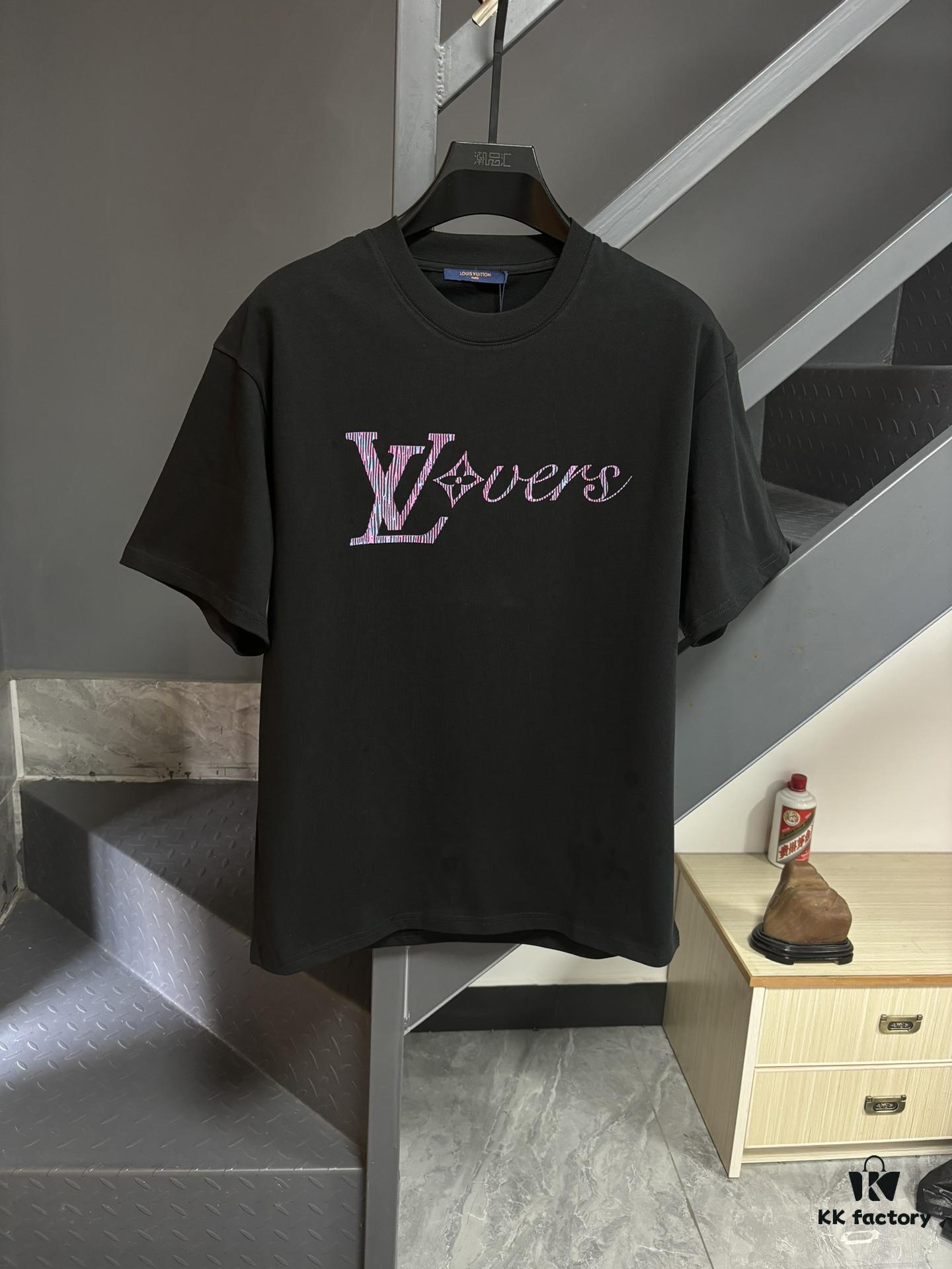 Louis Vuitton LV 25SS Spring/Summer Classic New Arrival T-Shirt! 260g High-Grammage Cotton Fabric, Comfortable Wear. Minimalist Design, Fashionable and Trendy. Slightly Relaxed Fit for Casual Comfort, Suitable for Various Occasions. Whether Shopping, Social Gatherings or Leisure Time, This T-Shirt Adds Style and Personality to Your Look.