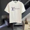Louis Vuitton LV 25SS Spring/Summer Classic New Arrival T-Shirt! 260g High-Grammage Cotton Fabric, Comfortable Wear. Minimalist Design, Fashionable and Trendy. Slightly Relaxed Fit for Casual Comfort, Suitable for Various Occasions. Whether Shopping, Social Gatherings or Leisure Time, This T-Shirt Adds Style and Personality to Your Look.