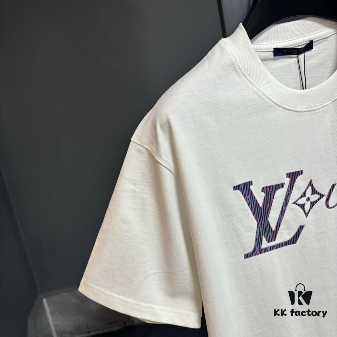 Louis Vuitton LV 25SS Spring/Summer Classic New Arrival T-Shirt! 260g High-Grammage Cotton Fabric, Comfortable Wear. Minimalist Design, Fashionable and Trendy. Slightly Relaxed Fit for Casual Comfort, Suitable for Various Occasions. Whether Shopping, Social Gatherings or Leisure Time, This T-Shirt Adds Style and Personality to Your Look.