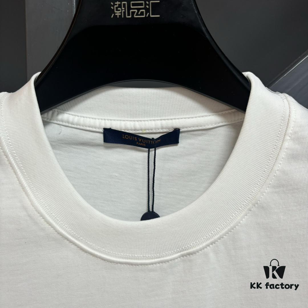 Louis Vuitton LV 25SS Spring/Summer Classic New Arrival T-Shirt! 260g High-Grammage Cotton Fabric, Comfortable Wear. Minimalist Design, Fashionable and Trendy. Slightly Relaxed Fit for Casual Comfort, Suitable for Various Occasions. Whether Shopping, Social Gatherings or Leisure Time, This T-Shirt Adds Style and Personality to Your Look.