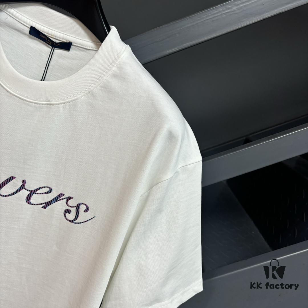 Louis Vuitton LV 25SS Spring/Summer Classic New Arrival T-Shirt! 260g High-Grammage Cotton Fabric, Comfortable Wear. Minimalist Design, Fashionable and Trendy. Slightly Relaxed Fit for Casual Comfort, Suitable for Various Occasions. Whether Shopping, Social Gatherings or Leisure Time, This T-Shirt Adds Style and Personality to Your Look.