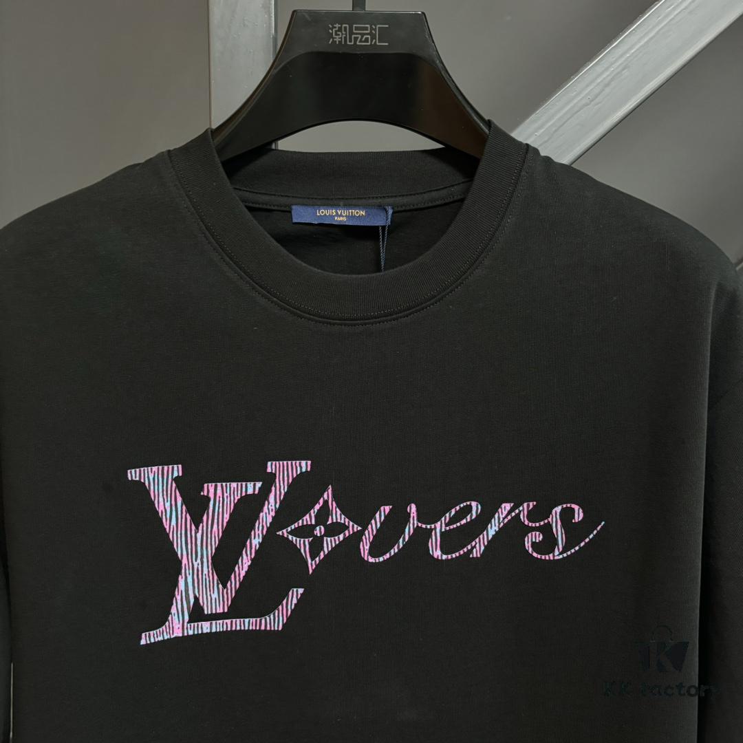 Louis Vuitton LV 25SS Spring/Summer Classic New Arrival T-Shirt! 260g High-Grammage Cotton Fabric, Comfortable Wear. Minimalist Design, Fashionable and Trendy. Slightly Relaxed Fit for Casual Comfort, Suitable for Various Occasions. Whether Shopping, Social Gatherings or Leisure Time, This T-Shirt Adds Style and Personality to Your Look.